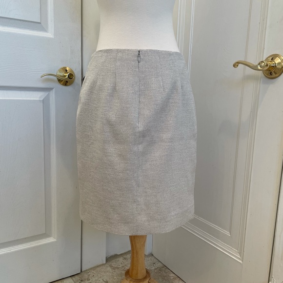 Beige skirt with Blue/black contrast trim size 2 - Picture 4 of 6